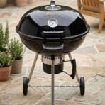 Flamora Barbecue à charbon Cuve et couvercle en acier, surface de cuisson de 43,5 cm, thermomètre de couvercle, cendrier amovible et roues de transport, Rouge – Image 10