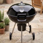 Flamora Barbecue à charbon Cuve et couvercle en acier, surface de cuisson de 43,5 cm, thermomètre de couvercle, cendrier amovible et roues de transport,Noir – Image 5